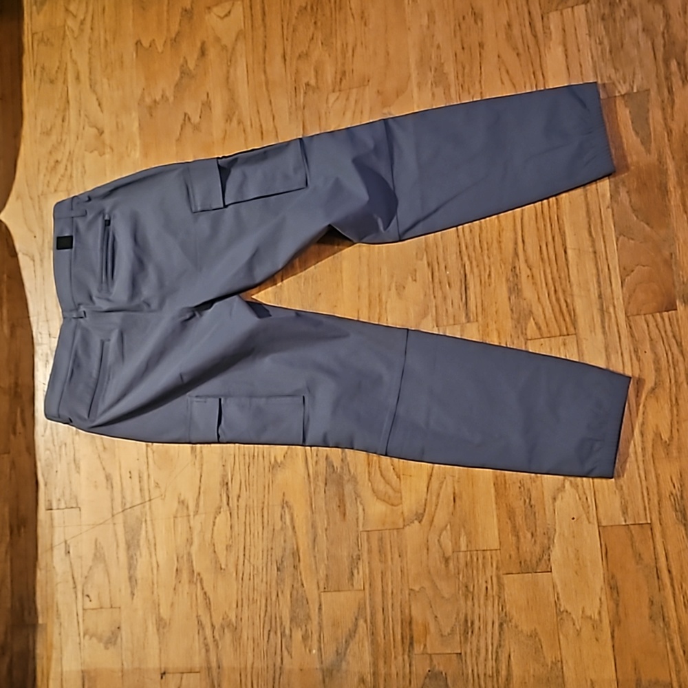 NWT Men’s "Vuori Meta Cargo Pants" in color "Shale". Various Sizes - Picture 12 of 15